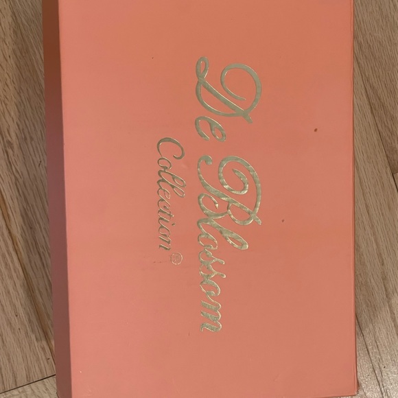 Brand New - Never Worn Silver Heels ✨Belize De Blossom Collection *Size 6 1/2 - Picture 4 of 9